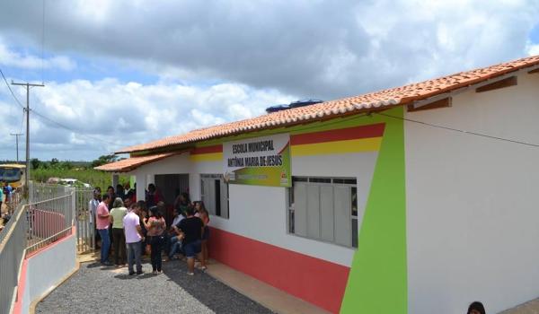 Imagens da Inauguração do Prédio da Unidade Escolar Antônia Maria de Jesus - Povoado de Poços.